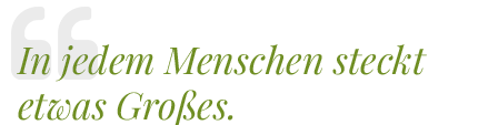 Zitatgrafik mit dem Spruch „In jedem Menschen steckt etwas Großes.“ von Charlie Chaplin